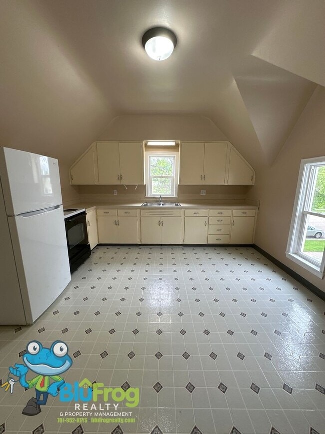 Building Photo - EZ - 202 Triplex