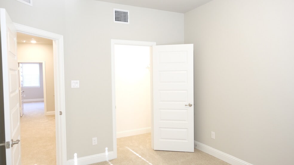 Building Photo - 332 Blackthorne Dr