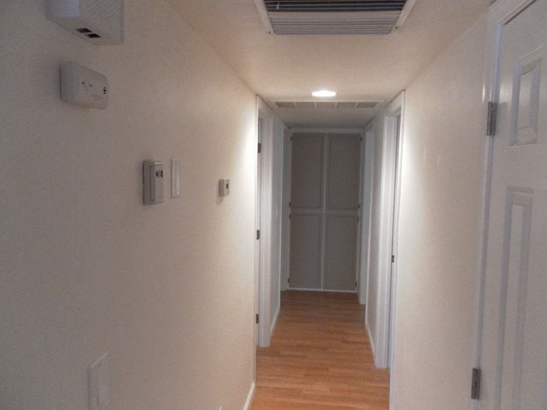 Building Photo - 705 W Graaf Ave