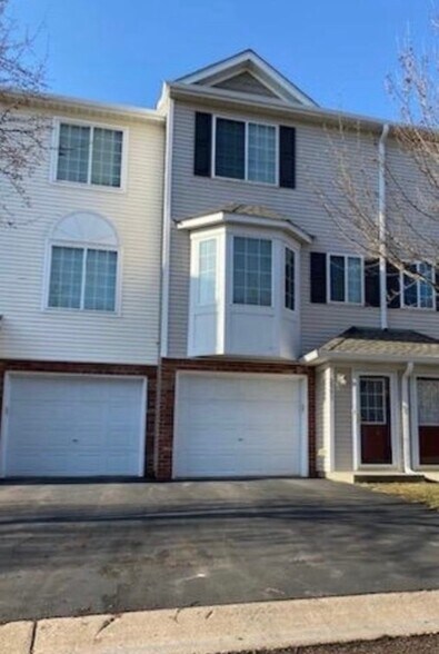 Building Photo - 2951 Village Cir