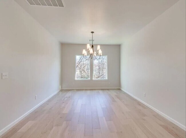 Building Photo - Model Home in East Edmond + 3 bedrooms + B...