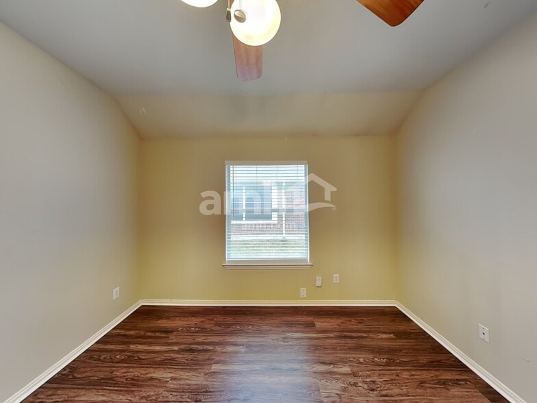 Building Photo - 2430 Fieldcrest Dr