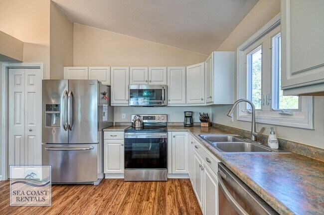 Building Photo - RARE AVAILABLE SUMMER RENTAL MAY-OCTOBER