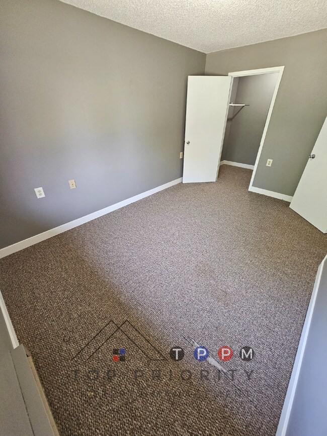 Building Photo - 1 Bedroom | 1 Bathroom Unit in Dysart Avai...