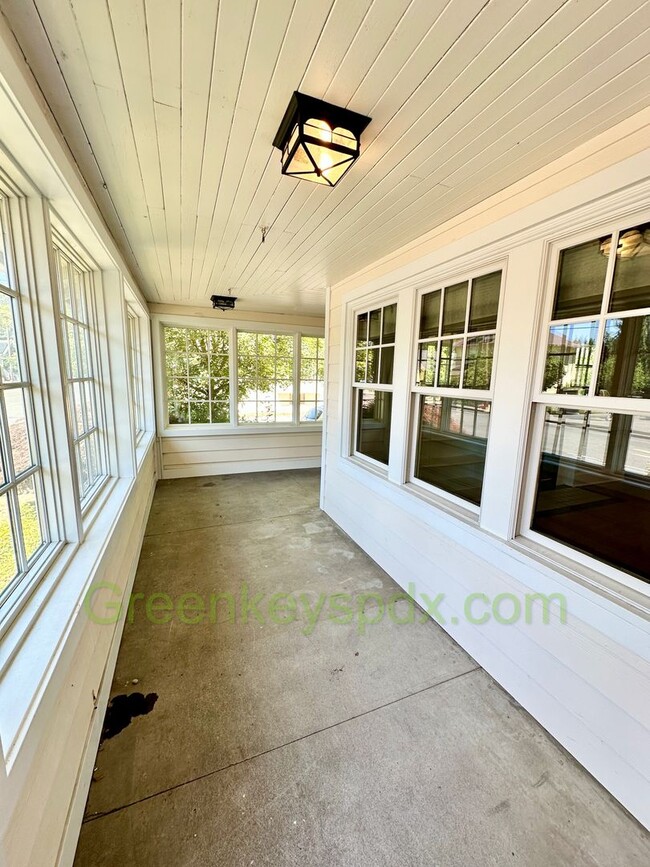 Building Photo - Huge 3 Bedroom 2 Bathroom House in Heart o...