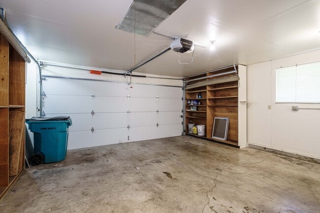 Building Photo - GREAT LOCATION!!! Single Level 3 bedroom 2...