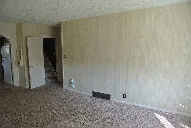 Building Photo - 4 Bedroom House!