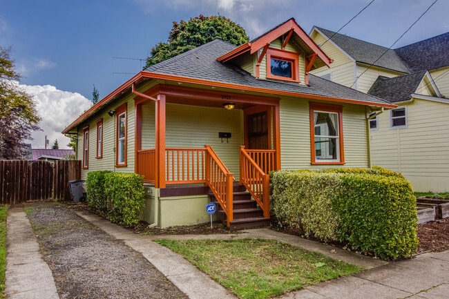 Building Photo - Updated and Fresh 3  Bedroom 2 Bath in Des...