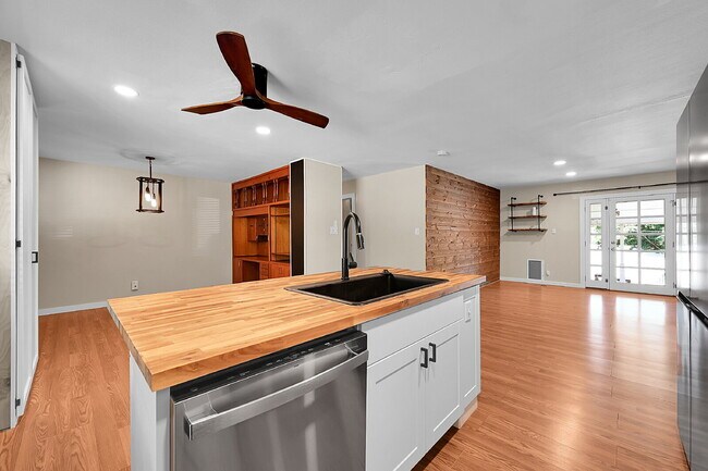 Building Photo - $2,195.00 - 3 Bedrooms, 2 Bathrooms, Singl...