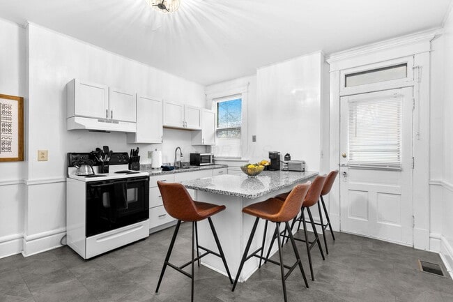 Building Photo - 726 Kerr St