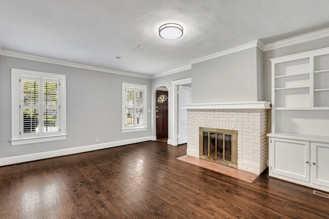 Building Photo - 666 Yorkshire Rd NE