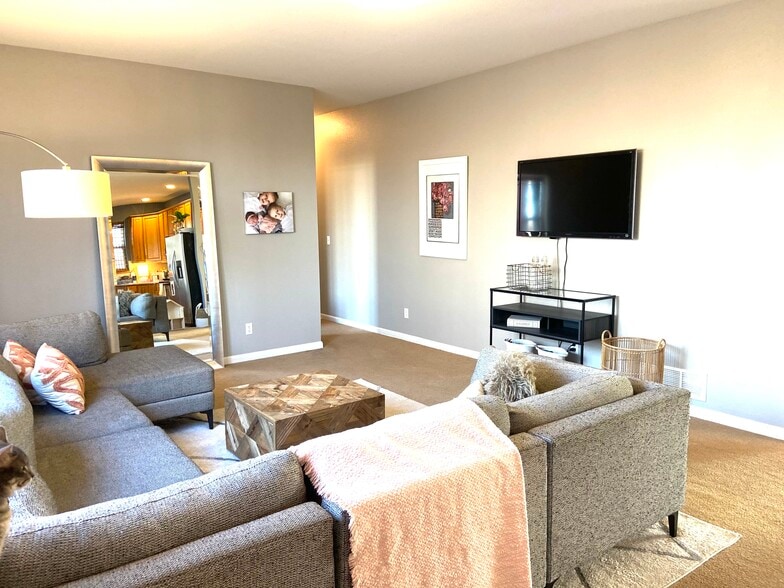 Family room - 1207 N 207th Cir