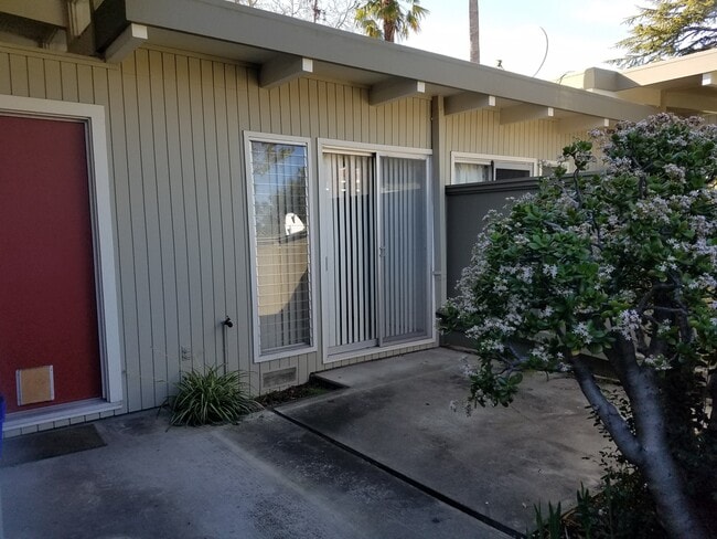 Building Photo - M/I Bonus! Nice Townhouse in Gated Complex...