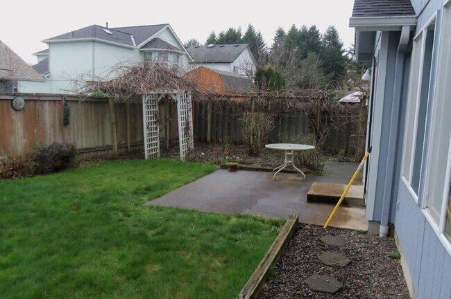Building Photo - Spacious 4Bedroom / 2.5 Bath Home Highly D...