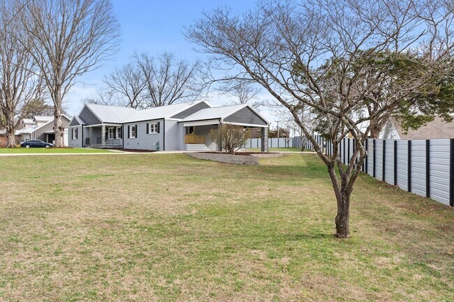 Building Photo - 102 Dogwood Ln