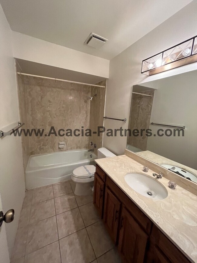 Building Photo - Large Three Bedroom Townhouse