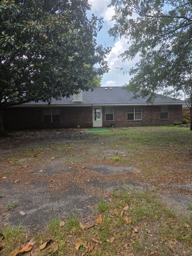 Building Photo - Beautiful very spacious 4 Bed/2 Bath