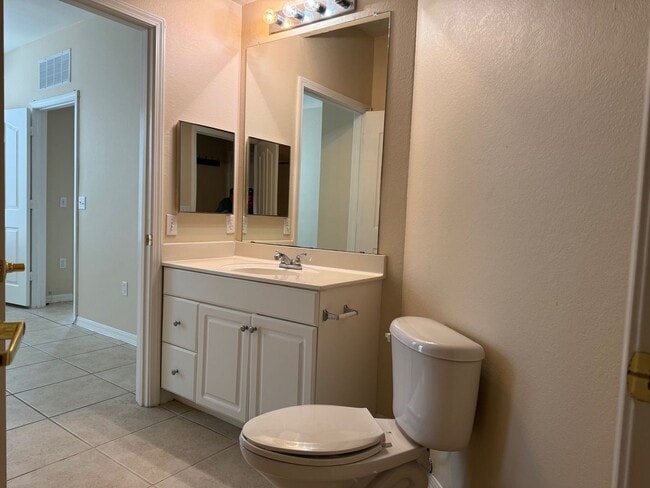 Building Photo - Great Condo in the NW
