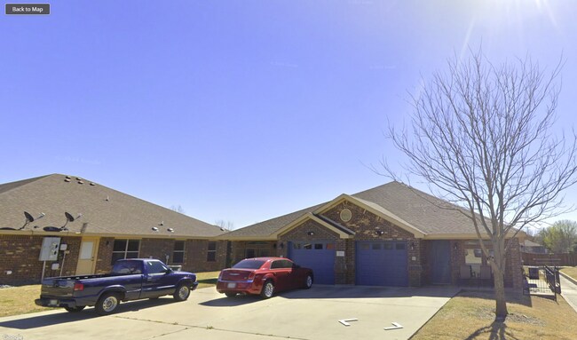 Primary Photo - 904 Safari Dr
