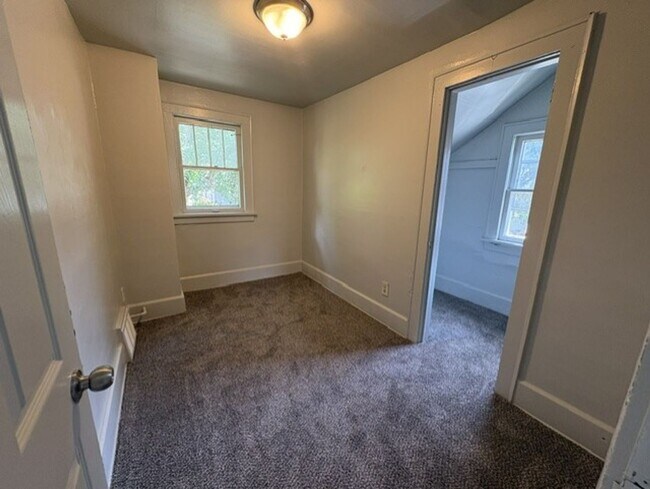 Building Photo - Spacious Akron Single-Family Home with Front Porch, Dining Room, Fireplace & Backyard!