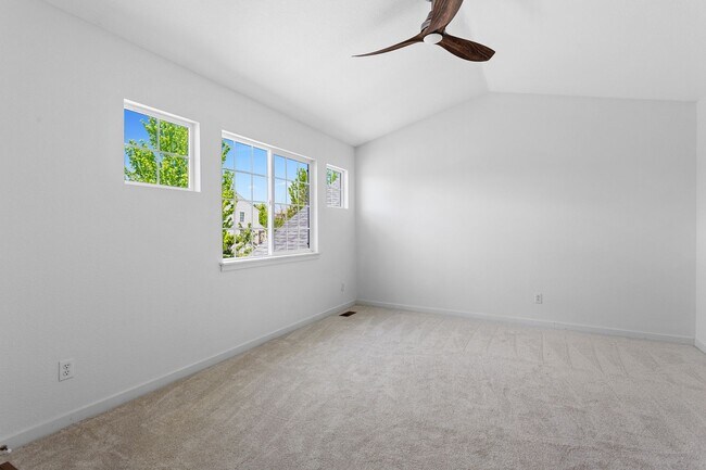Building Photo - Recently Updated 3 Bedroom 2 Bath Home - B...