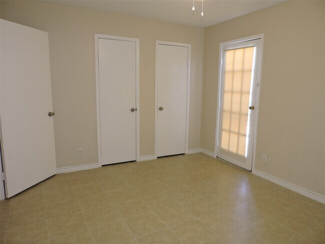 Building Photo - 17401 Red Oak Dr