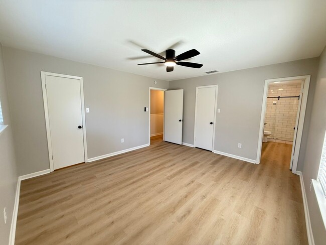 Building Photo - Available-Remodeled 3/2 with 4-Car Garage!