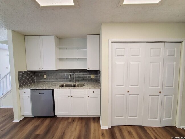 Building Photo - 8219 Sunshine Trail Dr
