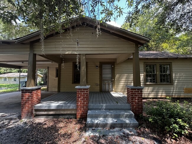 Building Photo - 704 N Main St