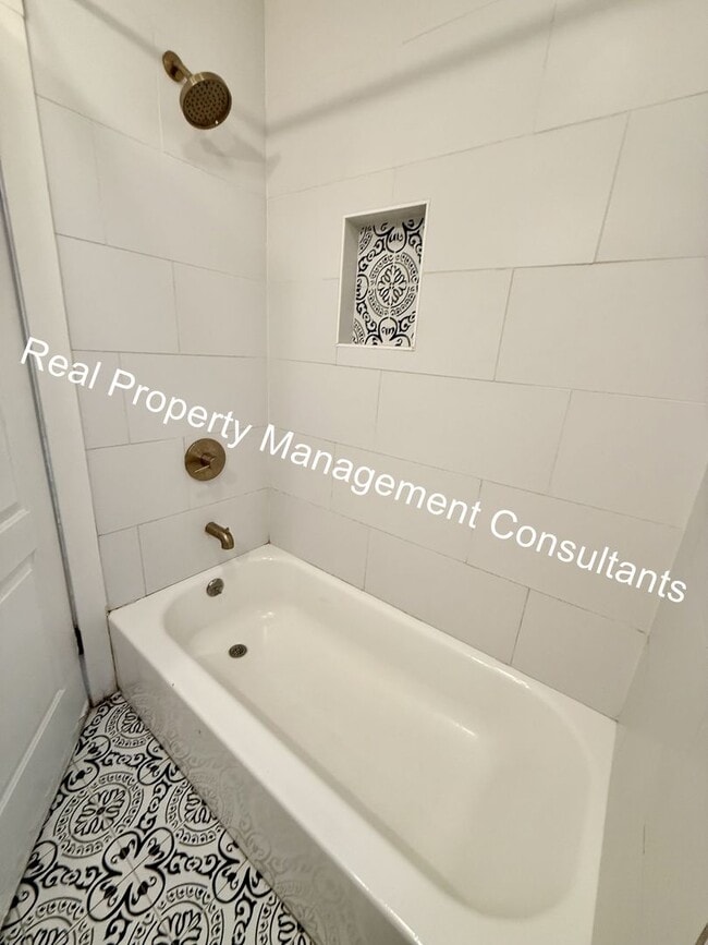 Building Photo - 3-Bedroom Home with Modern Updates Throughout