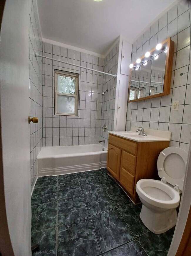 Building Photo - 1259 N Main St