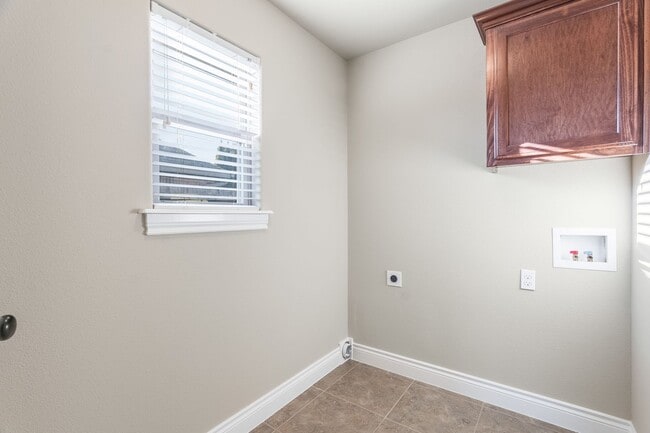 Building Photo - Charming 3-Bedroom Home for Rent in Springdale!