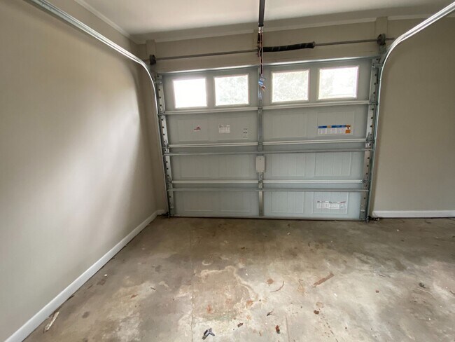 Building Photo - Coming Available July 2025 – Spacious 3BR/...