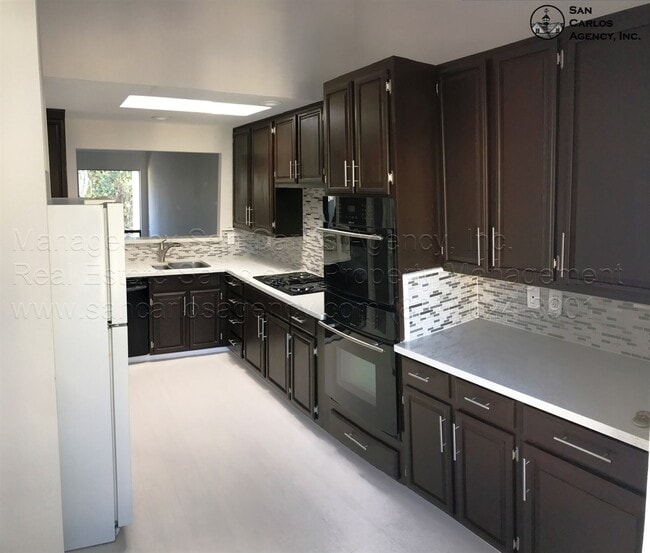 Building Photo - Spacious & Updated 2 Bed Downtown Monterey...