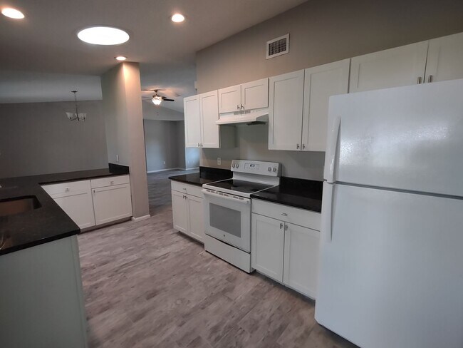 Building Photo - Indian Trails 3 Bedroom 2 Bath!