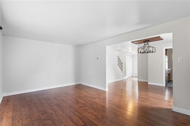 Building Photo - 222 Parkwood Dr