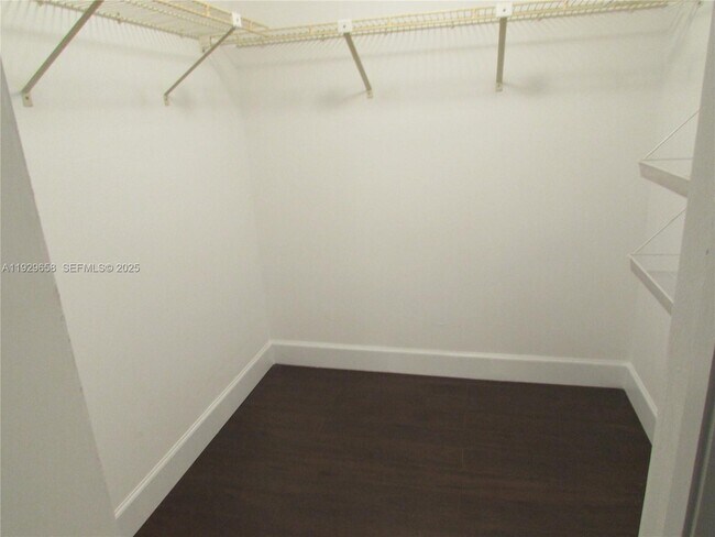 Building Photo - 200 Lakeview Dr