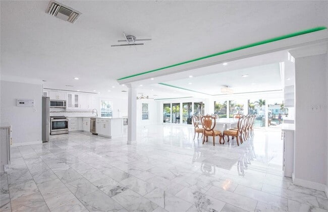 Building Photo - 551 Crystal Dr