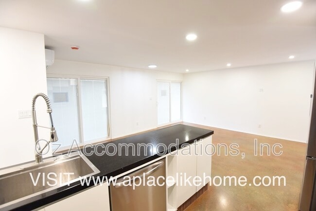 Building Photo - 4011 S Minnie St