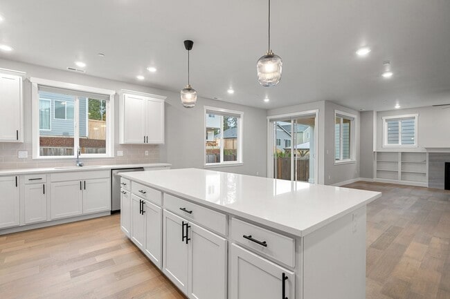 Building Photo - Newer 4-Bedroom Home in Bremerton