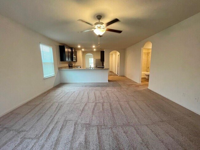 Building Photo - 305 Cres Park Dr