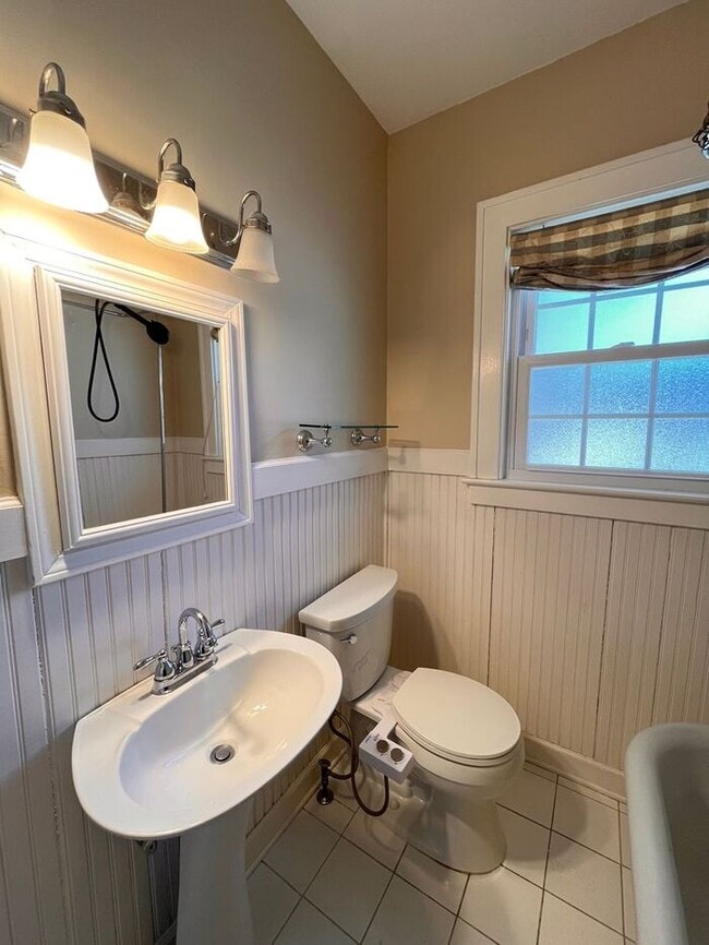 Building Photo - Charming 3-Bedroom Home in a Convenient an...
