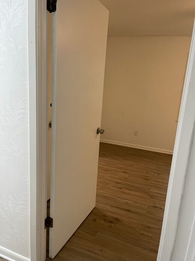 Building Photo - Cutie and move-in ready