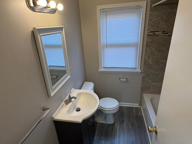 Building Photo - 3 Bedroom Renovated Ranch