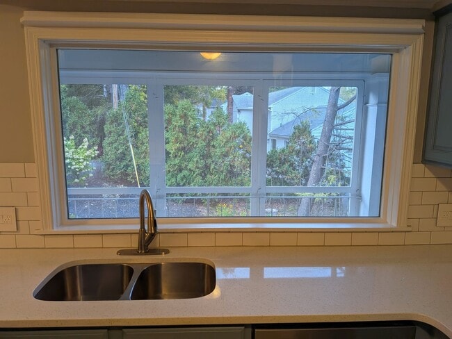 Building Photo - Gorgeous 4 Bed, 3 Bed House for Rent in Me...