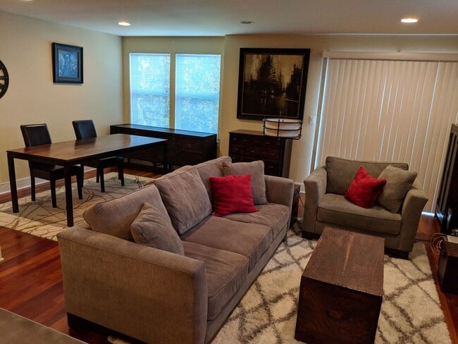 Building Photo - Ballard Townhouse