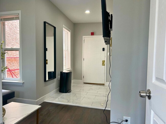 Building Photo - 128 Bainbridge St