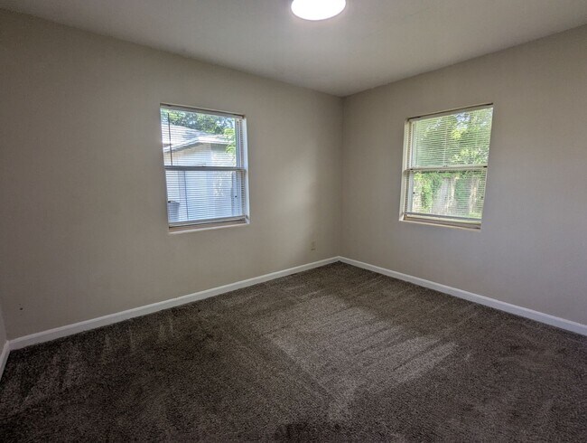 Building Photo - Great 3 Bedroom 1 Bath in convenient locat...