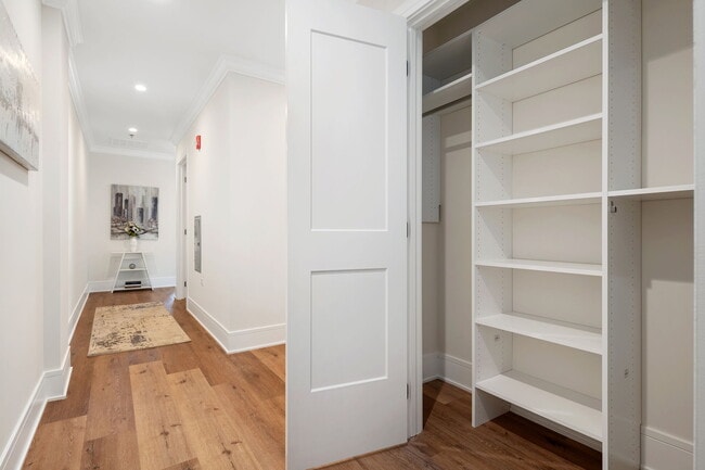 Building Photo - 1610 N Normandy Ave