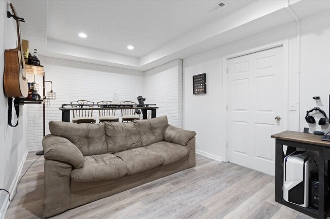 Building Photo - Home For Rent Bellevue.